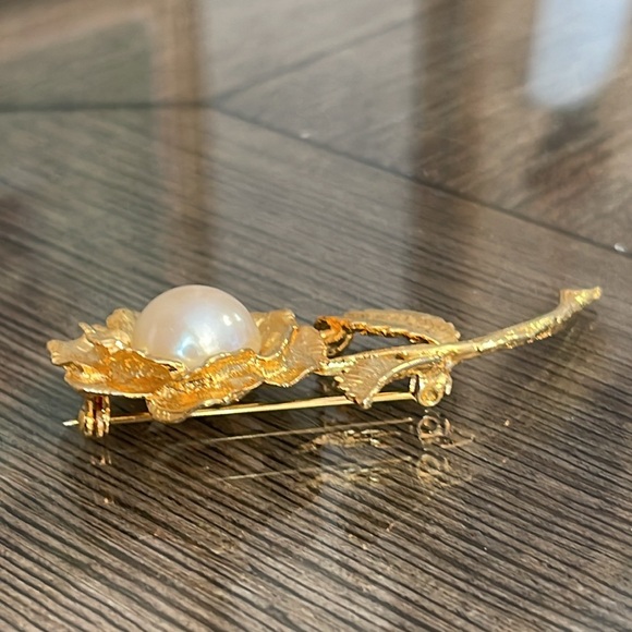 Vintage Gold-tone Flower Pin with Faux Pearl Center - Picture 4 of 12